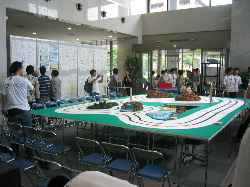 明るい＋コース近くで観戦可能なので,
人影が気になる…