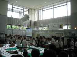 差し込む光とスポットライトが大敵